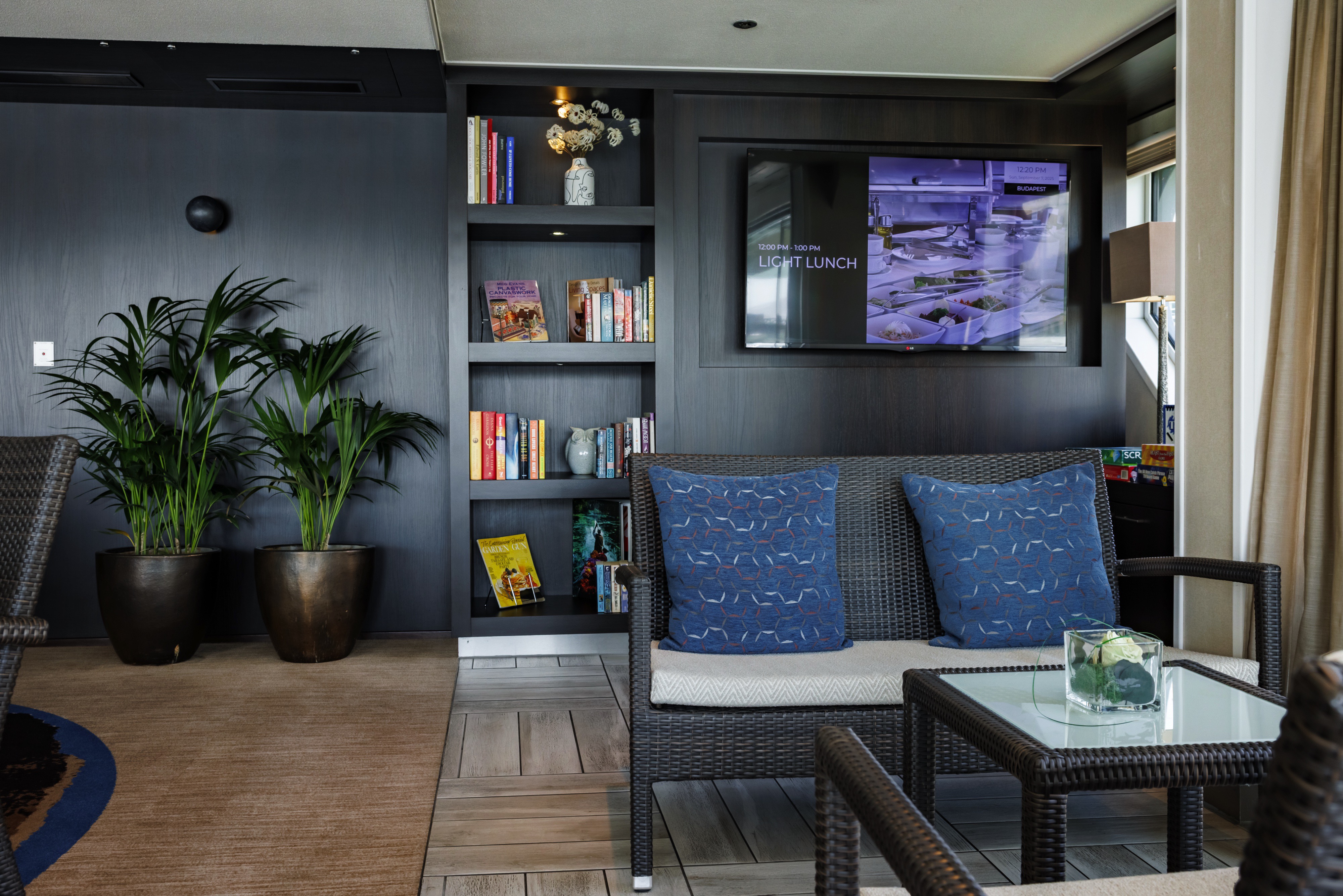 Avalon Illumination - Club Lounge